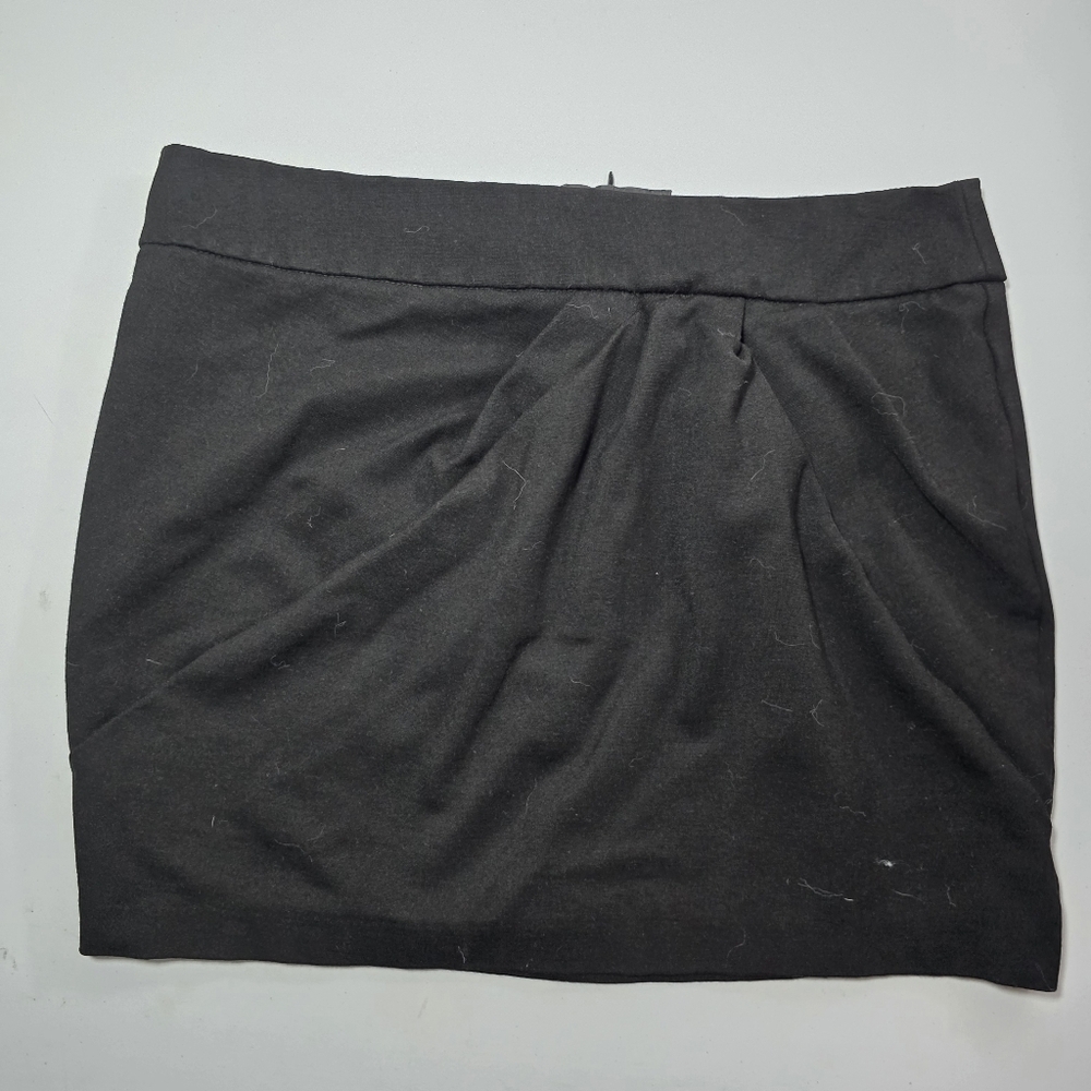 Dalia Collection Black Pleated Mini Skirt – Size 8 – Elegant and Versatile